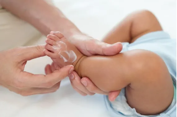 Łuszcząca się skóra u noworodka – naturalne zjawisko, czy powód do niepokoju?