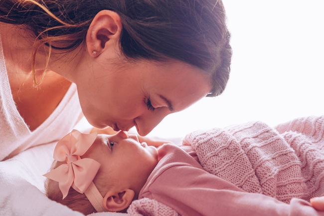 Katar i kaszel u niemowlaka: domowe wsparcie i kiedy do lekarza?