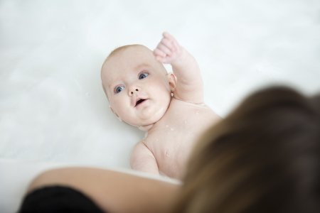 Kąpiel niemowlaka – co warto wiedzieć?